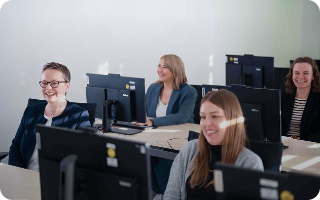 Seminarteilnehmende in einem PC-Schulungsraum in der comramo